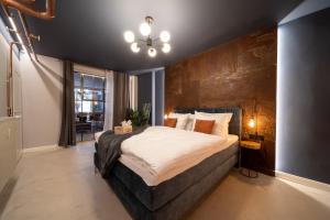 um quarto com uma cama grande e uma ventoinha de tecto em La Bodega - Designer Apartment an der Alster em Hamburgo