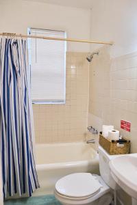 uma casa de banho com um WC, uma banheira e um lavatório. em The Marlin Rooster Apartments em Miami