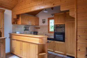 Kuchyň nebo kuchyňský kout v ubytování Chalet Chardon Lac + 10 fotografií