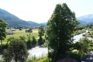 una vista aérea de un río con montañas en el fondo en Loisachglück, en Garmisch-Partenkirchen