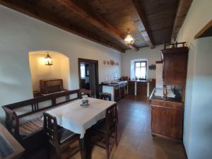 un salon avec une table et une cuisine dans l'établissement Rauber Baron Cottage-Traditional Comfort House, à Tălişoara