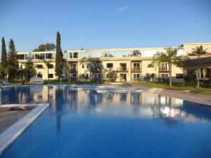 ein großes Schwimmbecken vor einem Gebäude in der Unterkunft Awa Resort Hotel in Encarnación