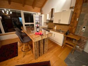 eine Küche mit einer Holzinsel in einem Zimmer in der Unterkunft Atelier mit Bergblick 