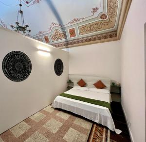 1 dormitorio con cama y techo artesonado en Scicli for Family - Apartments, en Scicli