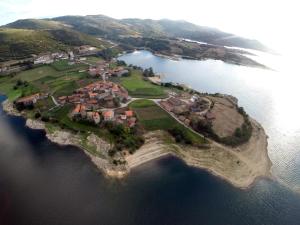 una vista aérea de una isla en el agua en Casas Avelã Brava en Negrões