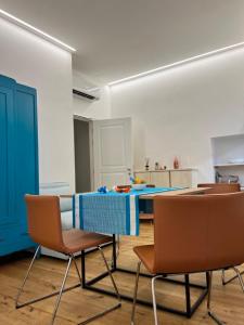 a kitchen with a table and chairs in a room at Dimora Elle in La Maddalena