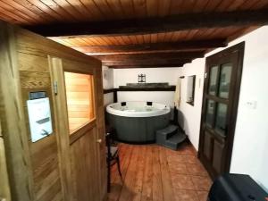 une salle de bain avec baignoire dans une chambre dans l'établissement Rauber Baron Cottage-Traditional Comfort House, à Tălişoara 58 autres photos