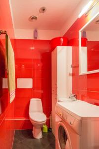 een rode badkamer met een toilet en een wastafel bij Fancy private student's rooms in Rīga