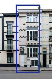 un miroir sur le côté du bâtiment dans l'établissement Edelweis, à Blankenberge