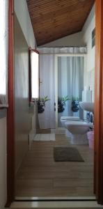 La salle de bains est pourvue de toilettes et d'un lavabo. dans l'établissement RioB&B, à Alfero