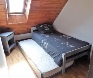 a bedroom with a bed in a cabin at Maison entre Terre et Mer avec Jacuzzi in Sauzon
