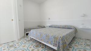 um quarto com duas camas num quarto em B & Beach em Agropoli