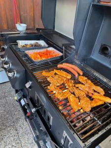 grill z mnóstwem jedzenia w obiekcie Horský penzion VEBROVY BOUDY w mieście Pec pod Sněžkou +37 zdjęć