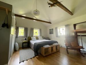 Postel nebo postele na pokoji v ubytování Söndregårds Haväng Bed & Kitchen
