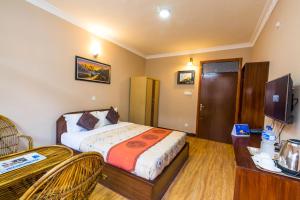 Giường trong phòng chung tại Hotel Acme Inn