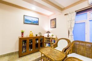 Khu vực ghế ngồi tại Hotel Acme Inn