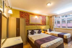 Giường trong phòng chung tại Hotel Acme Inn