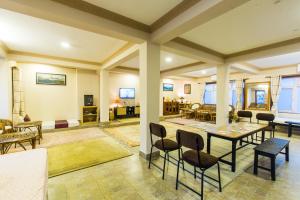 Khu vực ghế ngồi tại Hotel Acme Inn