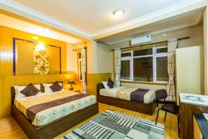 1 dormitorio con 2 camas y ventana en Hotel Acme Inn en Katmandú