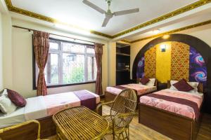 Giường trong phòng chung tại Hotel Acme Inn