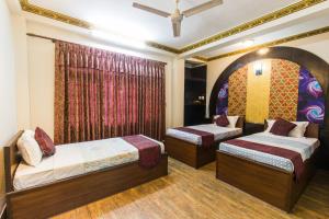 Giường trong phòng chung tại Hotel Acme Inn