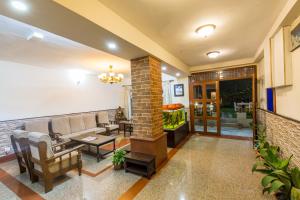 Khu vực ghế ngồi tại Hotel Acme Inn