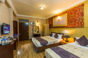 Giường trong phòng chung tại Hotel Acme Inn