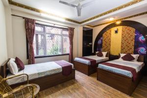 Giường trong phòng chung tại Hotel Acme Inn