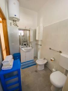 サン・ピエトロ・イン・ベヴァーニャにあるVILLA CHIARA-MARIAのバスルーム(トイレ、洗面台付)