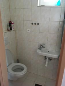 uma casa de banho com um WC e um lavatório em Vinařství Ehrlich em Milotice