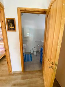 baño con aseo y puerta abierta en VILLA CHIARA-MARIA, en San Pietro in Bevagna