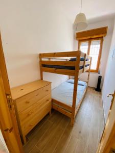 1 dormitorio con 2 literas y escritorio en VILLA CHIARA-MARIA, en San Pietro in Bevagna