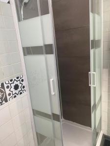 Vannas istaba naktsmītnē Concept airbnb