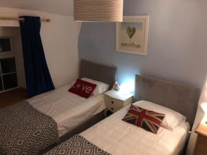 Кровать или кровати в номере Hedgehog Cottage with garden in Bronte village! +3 фотографии