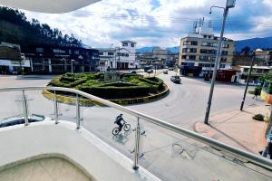 eine Person, die mit dem Fahrrad eine Stadtstraße hinunterfährt in der Unterkunft Hotel San Jose in Duitama