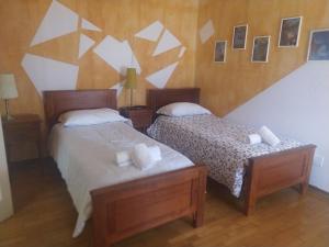 Moggio UdineseにあるLOCANDA SAN GALLOの壁に位置するベッド2台が備わる客室です。