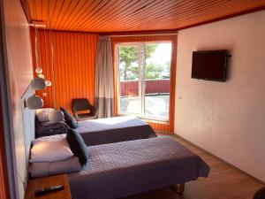 a hotel room with two beds and a window at Paatsalu Sadam in Paatsalu