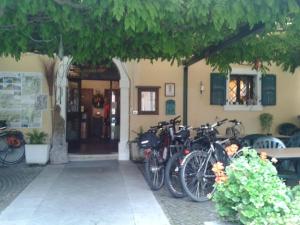 eine Gruppe von Fahrrädern, die vor einem Gebäude geparkt sind in der Unterkunft LOCANDA SAN GALLO in Moggio Udinese