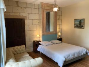 1 dormitorio con cama y sofá en Chateau de la Boussiniere, en Gennes