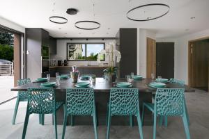- une salle à manger avec une table et des chaises dans l'établissement Villa gorille - 240m2- 6chb - SPA-Sauna-Babyfoot-Arcade, à Ittenheim
