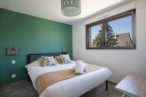 Un dormitorio con una cama grande y una ventana en Villa gorille - 240m2- 6chb - SPA-Sauna-Babyfoot-Arcade en Ittenheim
