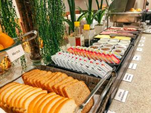un buffet con pan y otros alimentos en una barra en Presto Hotel, en Blumenau