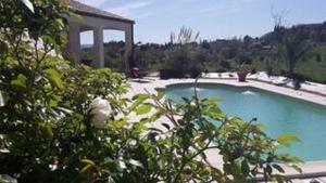 una gran piscina azul con cenador en Villa Jade en Lasserre-de-Prouille