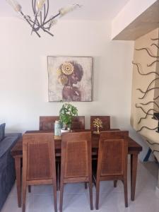 ein Esszimmer mit einem Holztisch und Stühlen in der Unterkunft Villa Vanessa in Kissamos