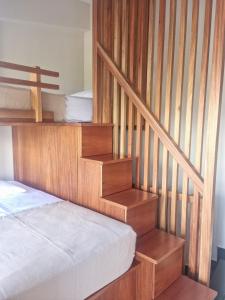 ein Schlafzimmer mit einer Holztreppe und einem Bett in der Unterkunft Villa Vanessa in Kissamos