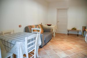 - un salon avec un canapé et une table dans l'établissement Il Casale del Barone, à San Giovanni a Piro