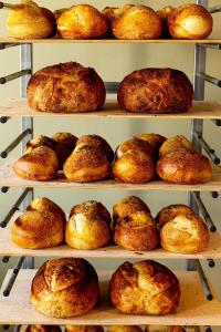 een hoop brood op planken in een bakkerij bij Là Di Moret in Udine