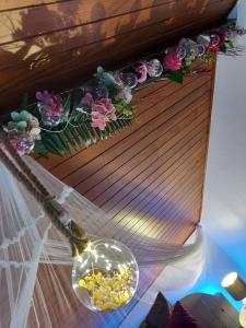 a vase filled with flowers on top of a boat at Fagn'ity in Waimes