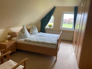 ein kleines Schlafzimmer mit einem Bett und einem Fenster in der Unterkunft Lieblingsort Buxtehude in Buxtehude
