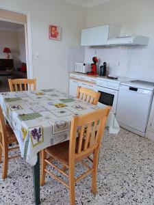 Eldhús eða eldhúskrókur á A 5 Minutes des Ocres Gïte La Charite Gordes Roussillon